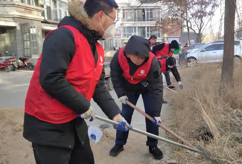 乌海超高压供电公司包联共建进社区志愿清扫暖人心
