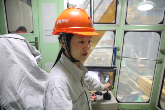 天车载梅香 白鹤锻匠心——记2022年“大国工匠年度人物”入选者田得梅
