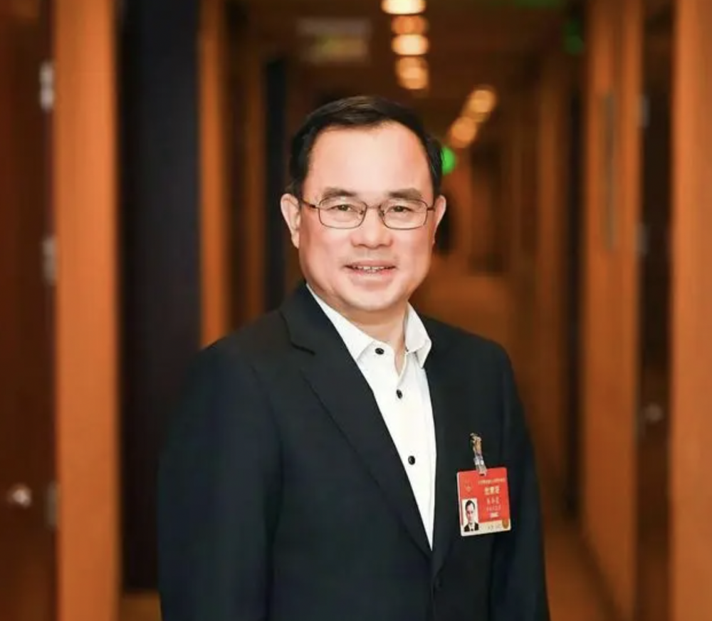 【两会好声音】全国人大代表朱华荣：建议主流燃油车消费税改革、保障新能源汽车健康协同发展