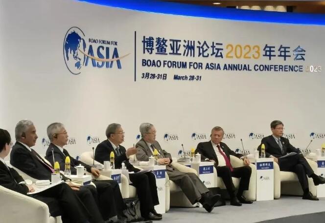 央行行长易纲：实现碳达峰正规买球网需要“胡萝卜+大棒”