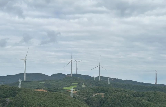 国能云南新能源九龙山风电项目钢塔段塔筒顺利吊装完成
