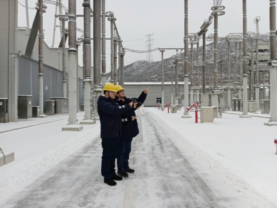 国网北京电力公司迎战龙年首场降雪 守护首都供电安全