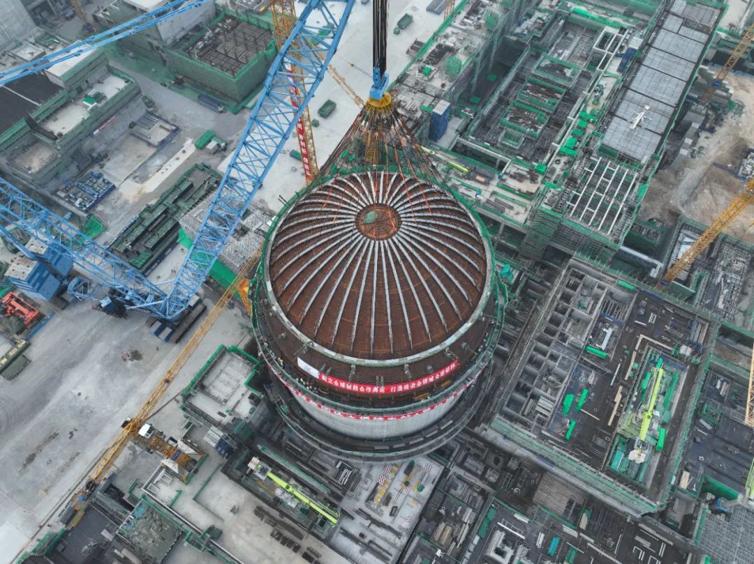 中核集团徐大堡核电4号机组穹顶吊装就位