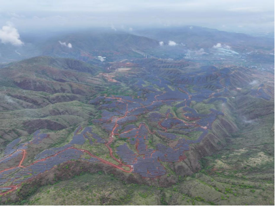 元谋平新复合型光伏基地项目实现全容量并网发电