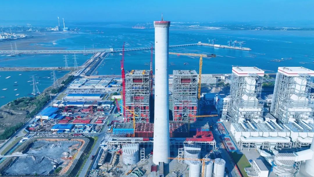 国能北海公司二期扩建项目烟囱筒壁顺利结顶