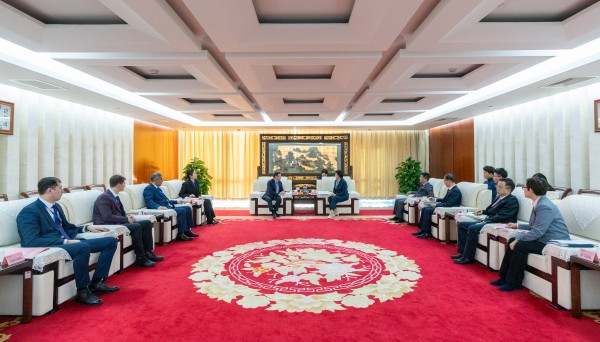 李旭红与阿拉木图电力工程与电信大学校长加尼·尼吉梅托夫会谈