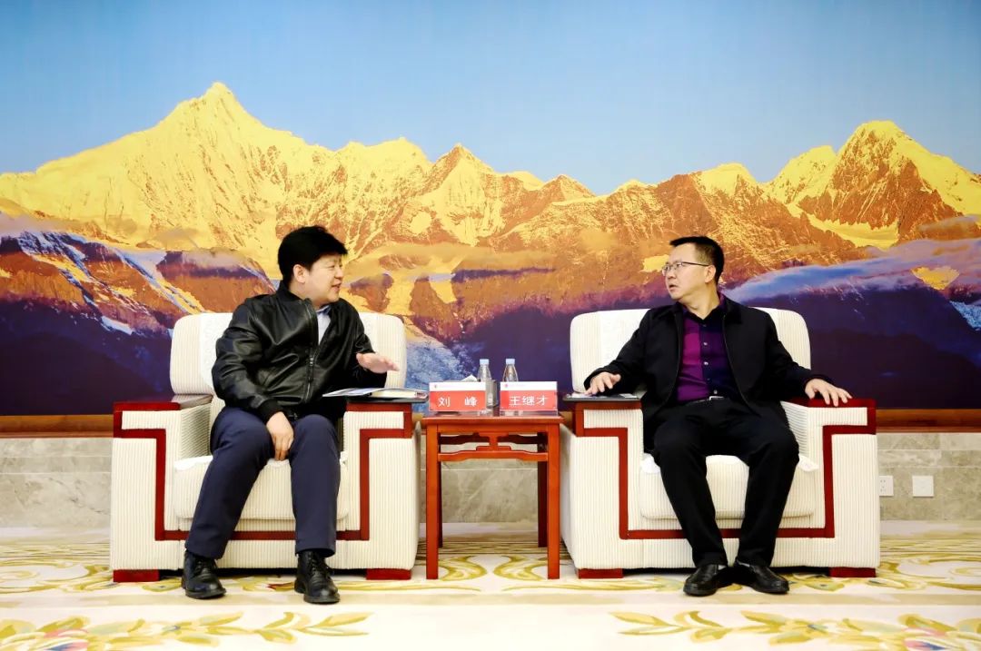 大唐云南公司党委书记、董事长王继才与华为中国区数字能源业务部副总裁刘峰会谈